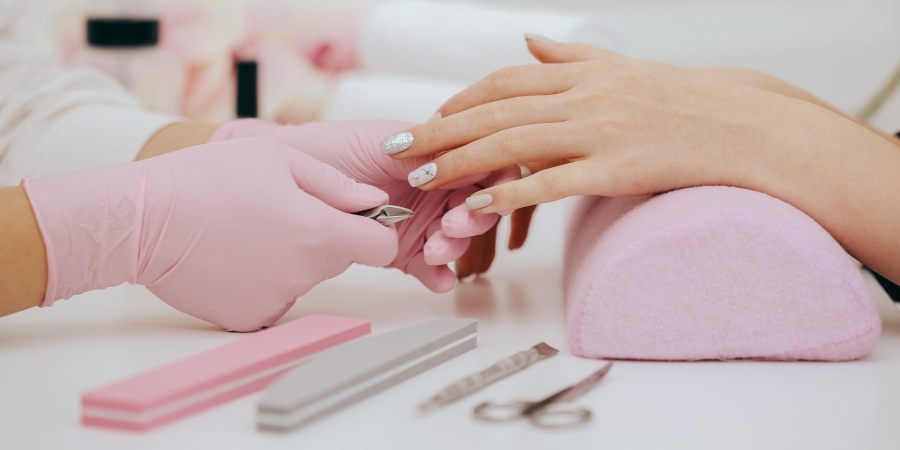 Schönheitsbehandlung: Professionelle Maniküre im Salon