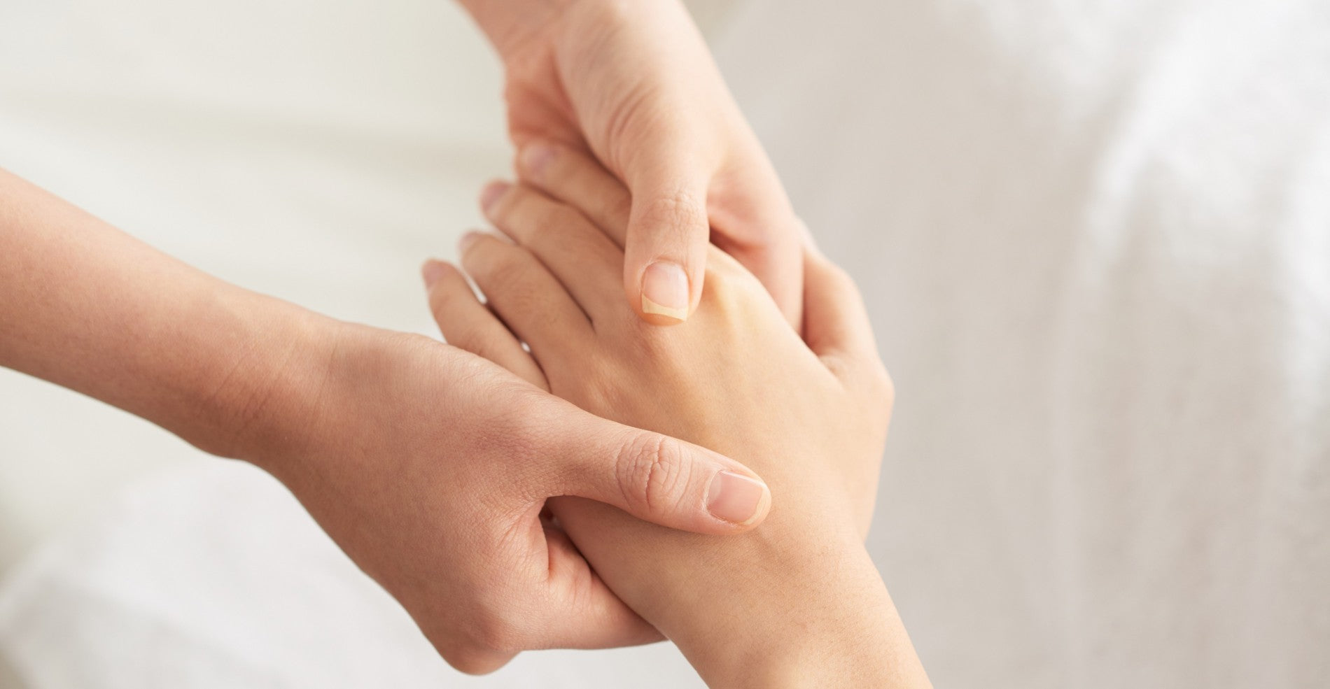 Schönheitsbehandlung: Nahaufnahme einer Handmassage