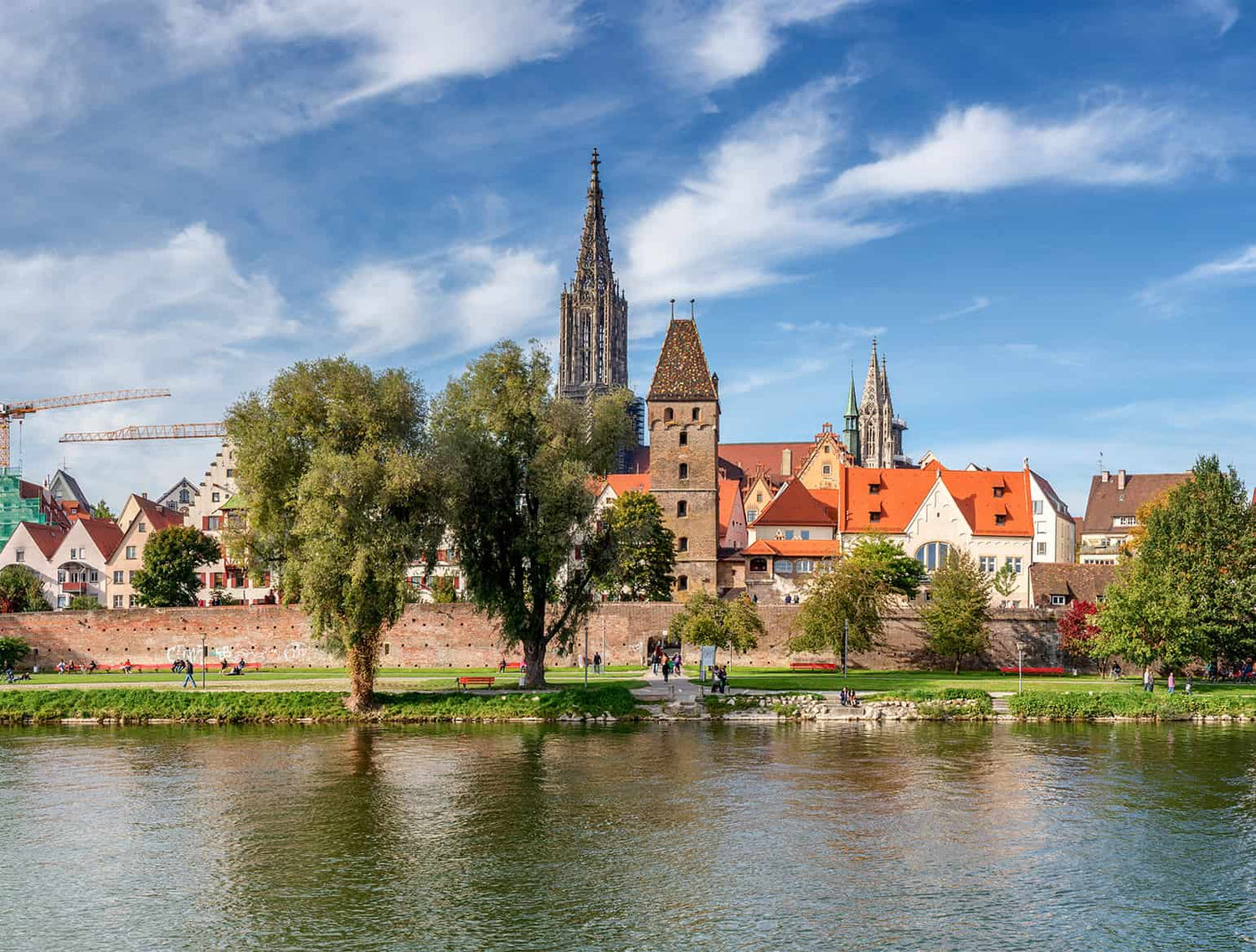 Panoramabild der Stadt Ulm am Donauufer