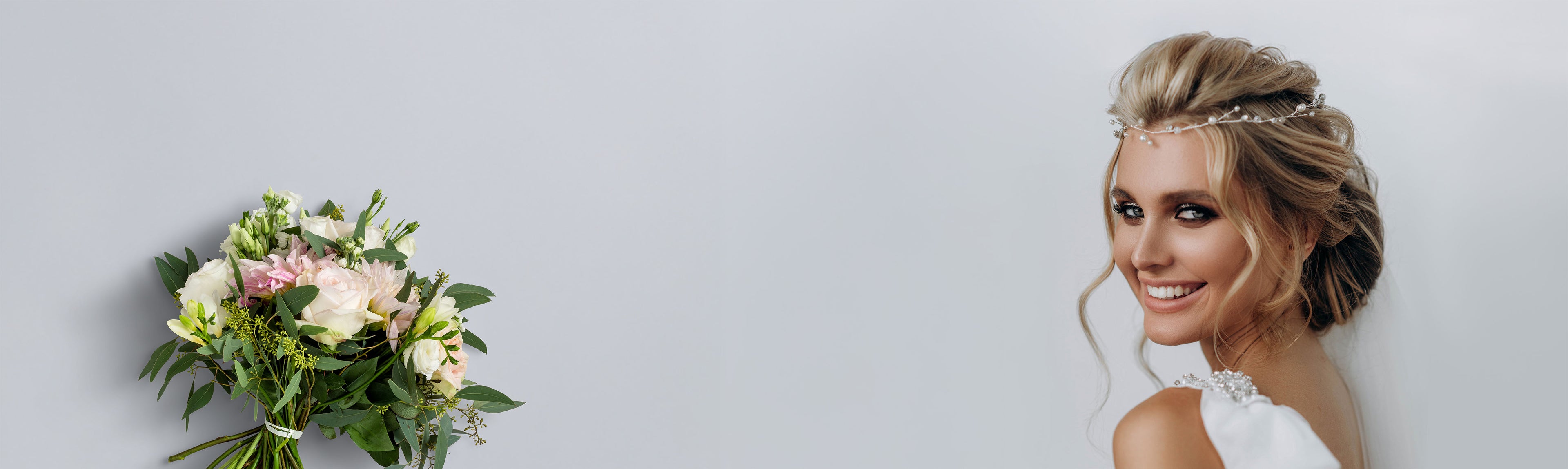 Lächelnde Braut mit Brautstrauß. Perfekt gestylt für ihre Hochzeit