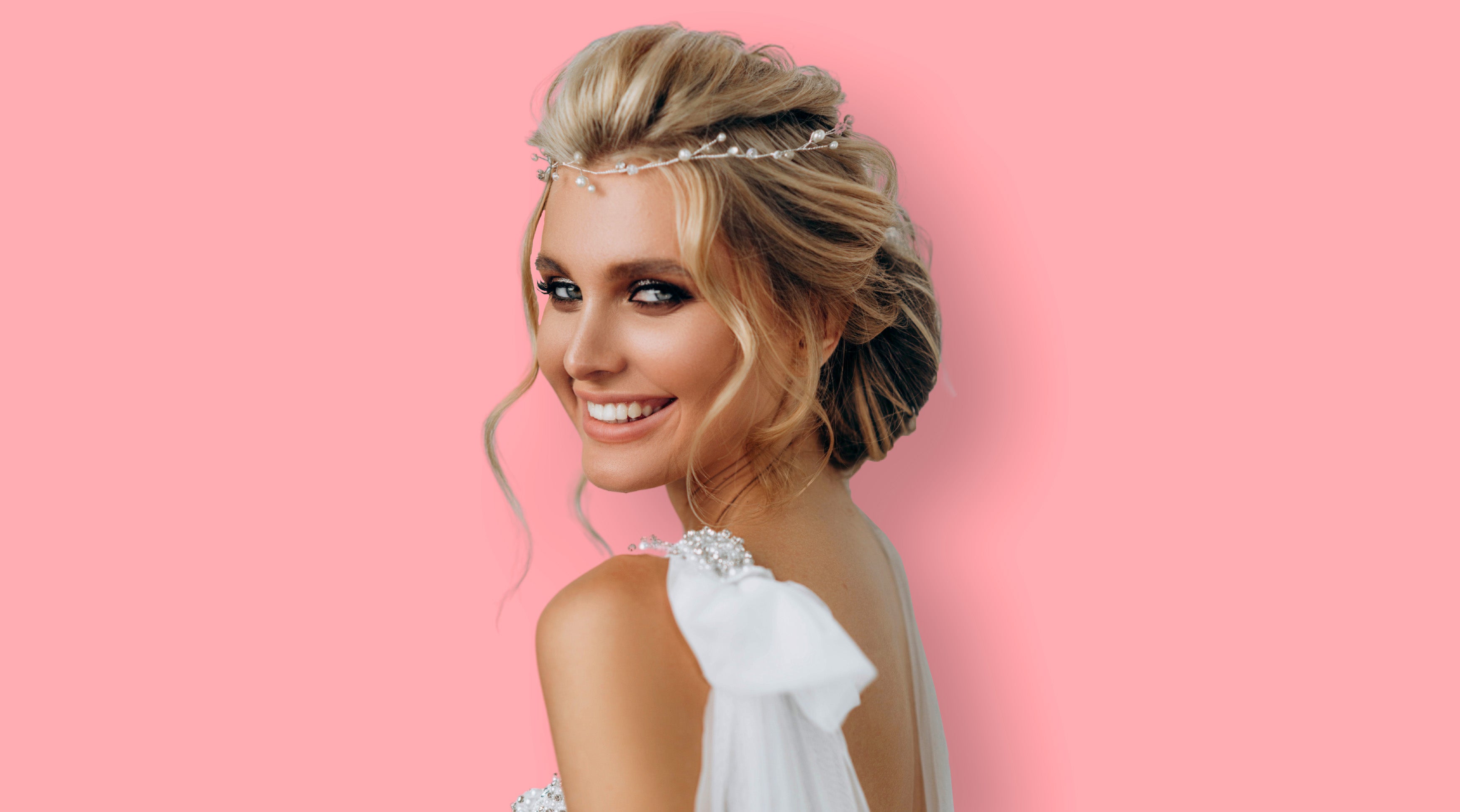 Glückliche Braut nach Hochzeitsstyling
