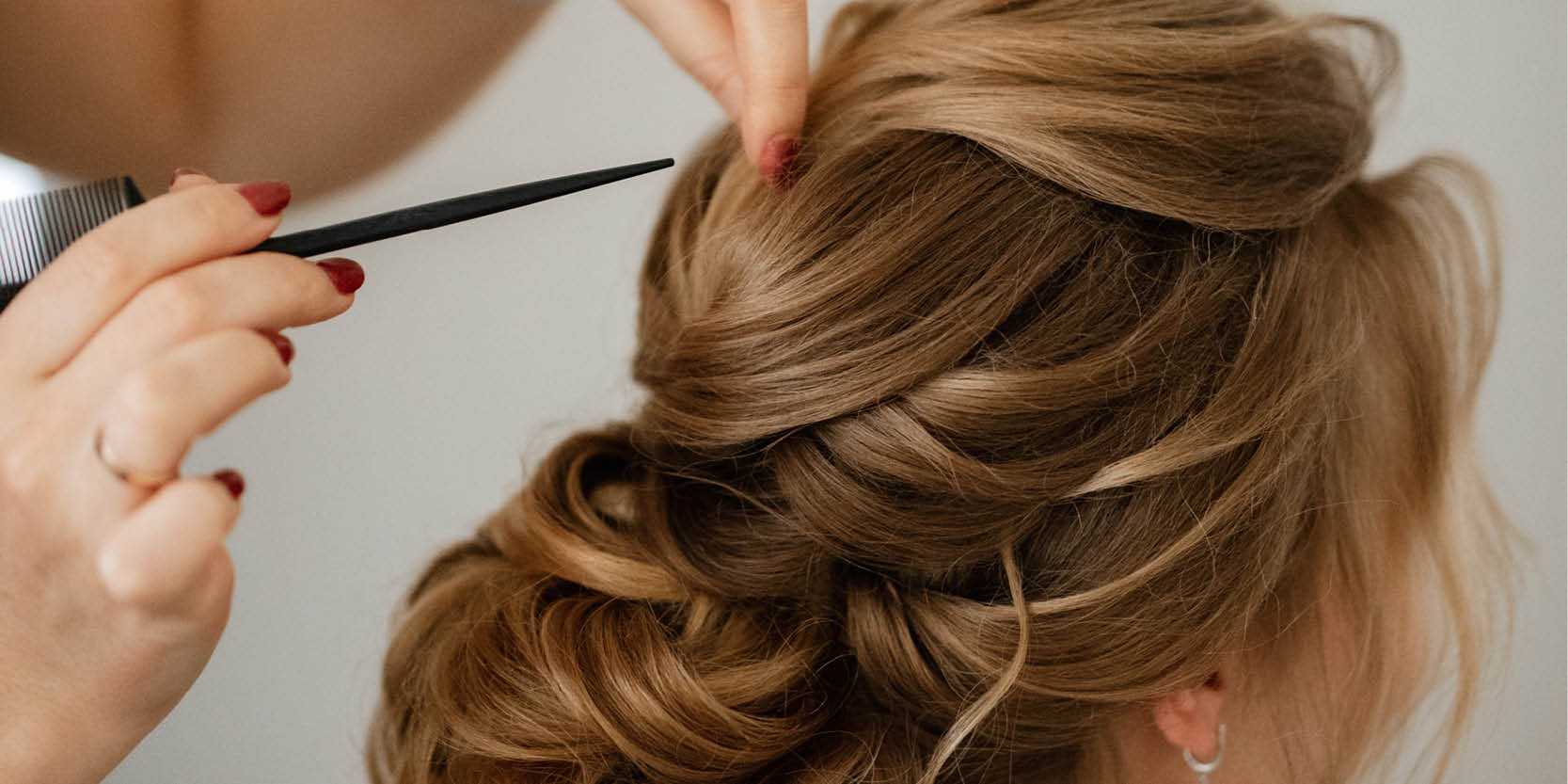 Styling: Mit Toupier Kamm wird dem Haar der letzte Schliff verliehen