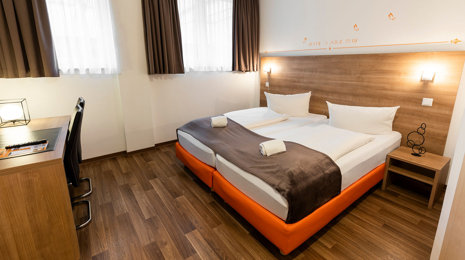 Panoramaaufnahme eines Doppelzimmers im Orange Hotels in Neu-Ulm