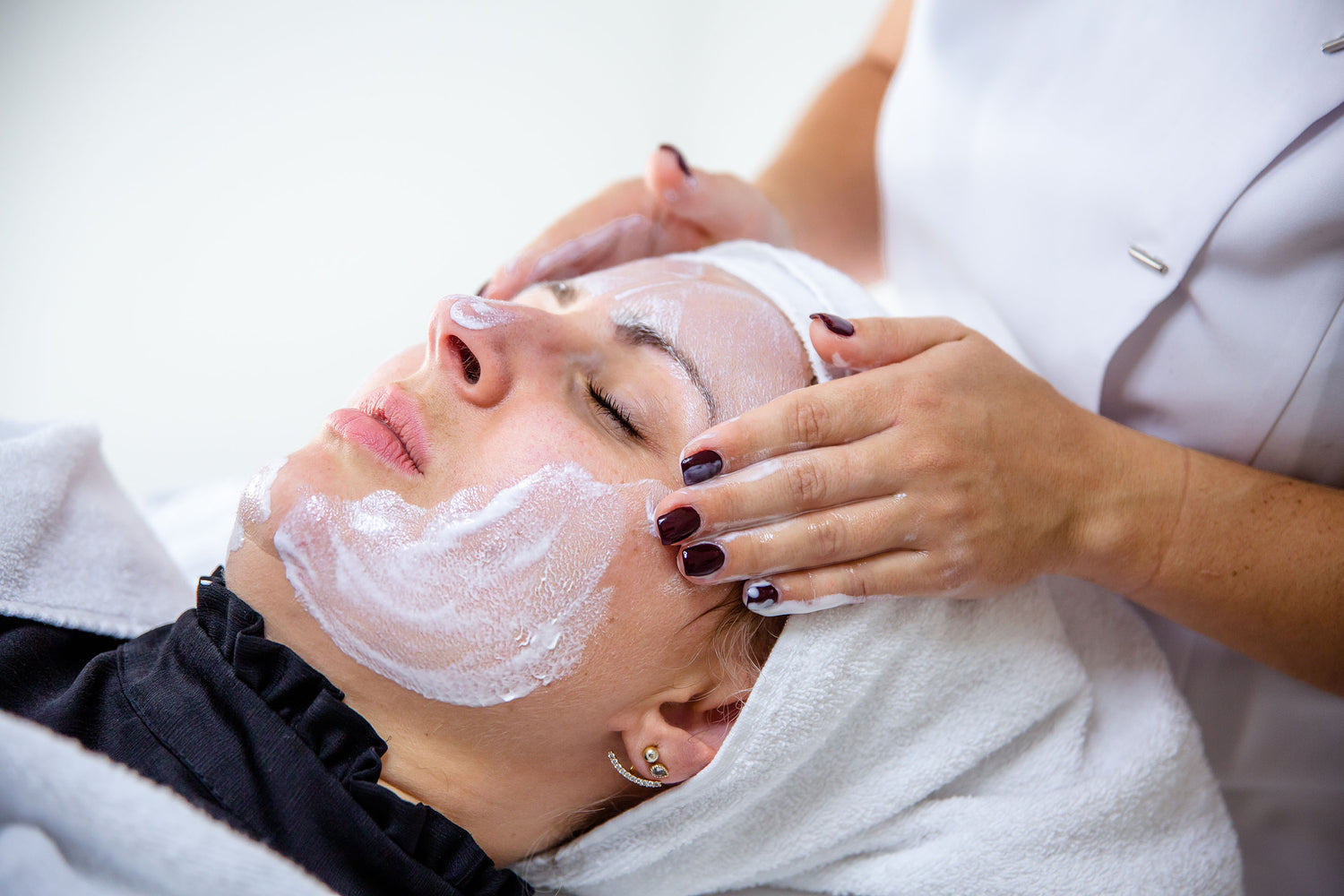Entspannende Gesichtsbehandlung im Beauty-Studio mit Creme