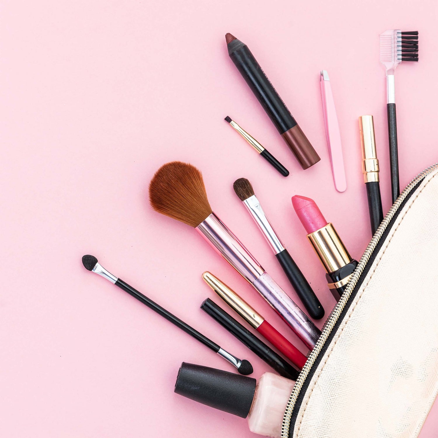 Verschiedene Lippenstifte, Pinsel und andere Beautyutensilien