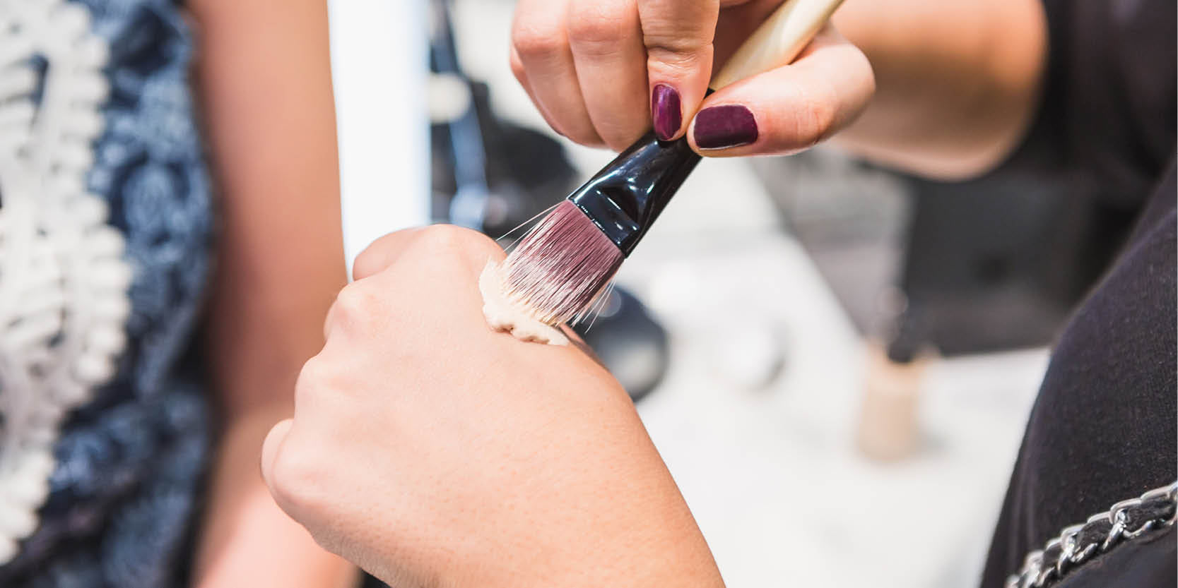 Beauty: Kosmetikerin mit Pinsel