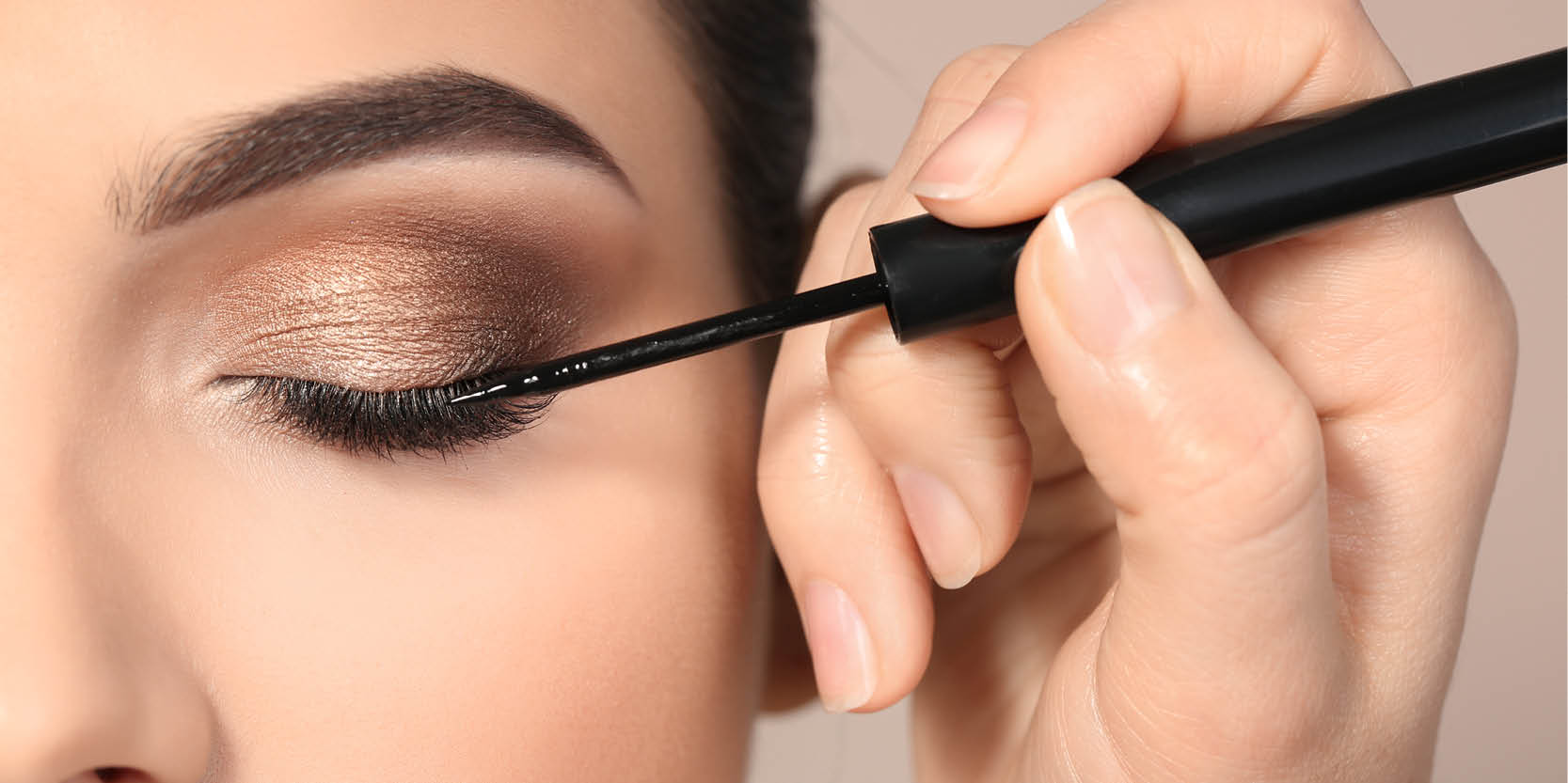 Schönheitsbehandlung: Model erhält professionelle Wimpernfärbung