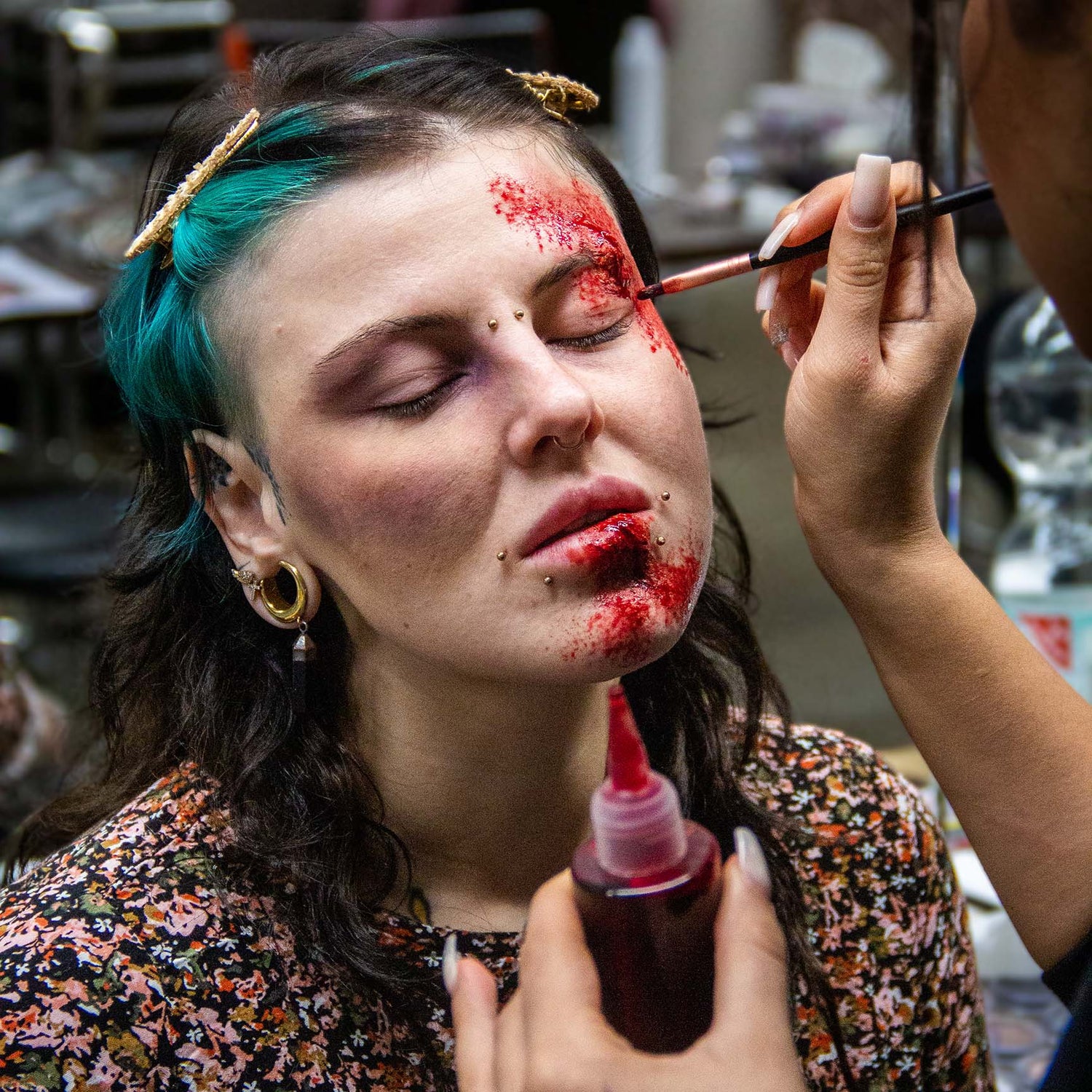 Schülerinnen der German Beauty Academy beim Auftragen von Kunstblut im Rahmen des Special Effekts Unterrichts