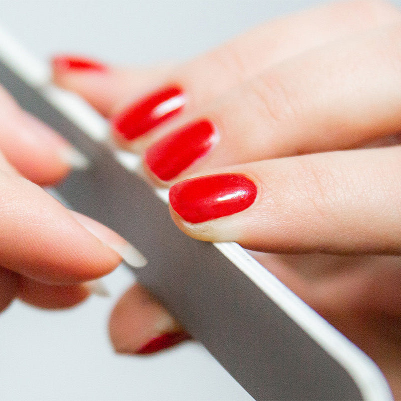 Gepflegte Fingernägel werden perfekt geschliffen