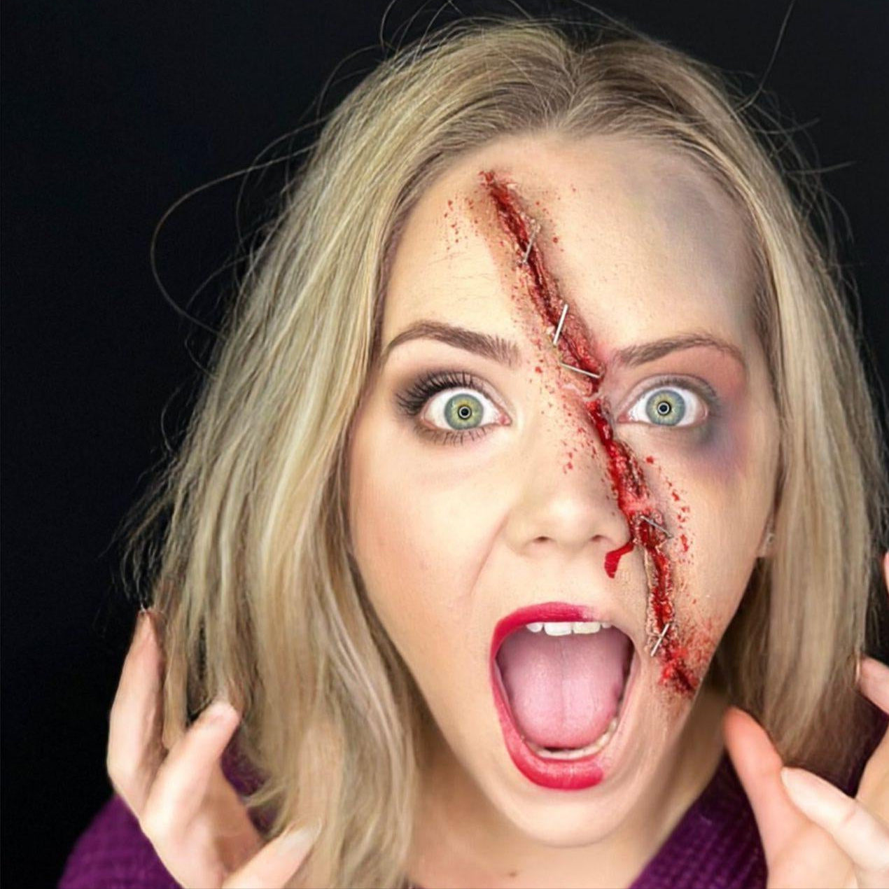 Realistisch geschminkte Frau mit künstlichen Wunden und Special Effects Make-up, entstanden im Rahmen eines Visagisten- und Make-up Artisten-Kurses der German Beauty Academy – professionell inszenierte Verletzungen und detailgetreue Maskenbildner-Arbeit.