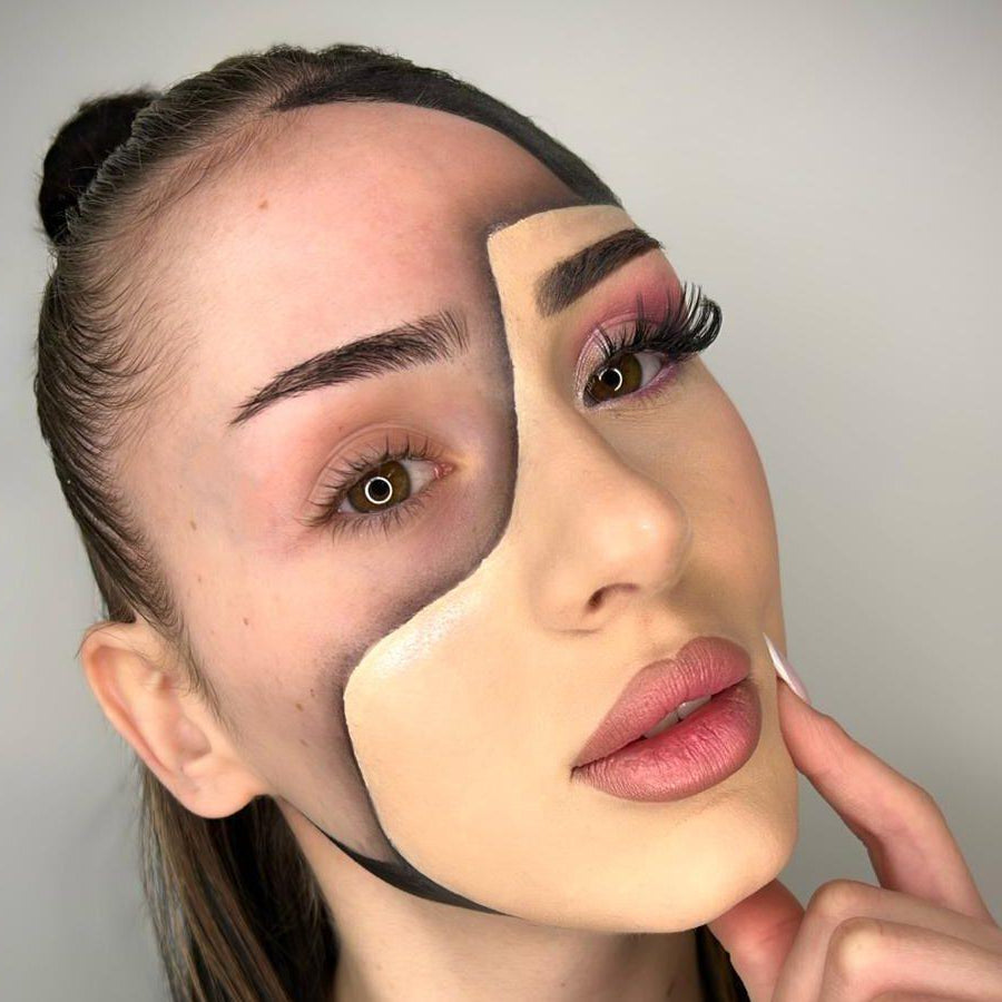 Frau mit einem hochkreativen, extravaganten Make-up-Look, der an ein lebendiges Kunstwerk erinnert – entstanden im Rahmen eines Visagisten- und Make-up Artisten-Kurses der German Beauty Academy; kunstvolle Farben, außergewöhnliche Formen und fantasievolles Styling.