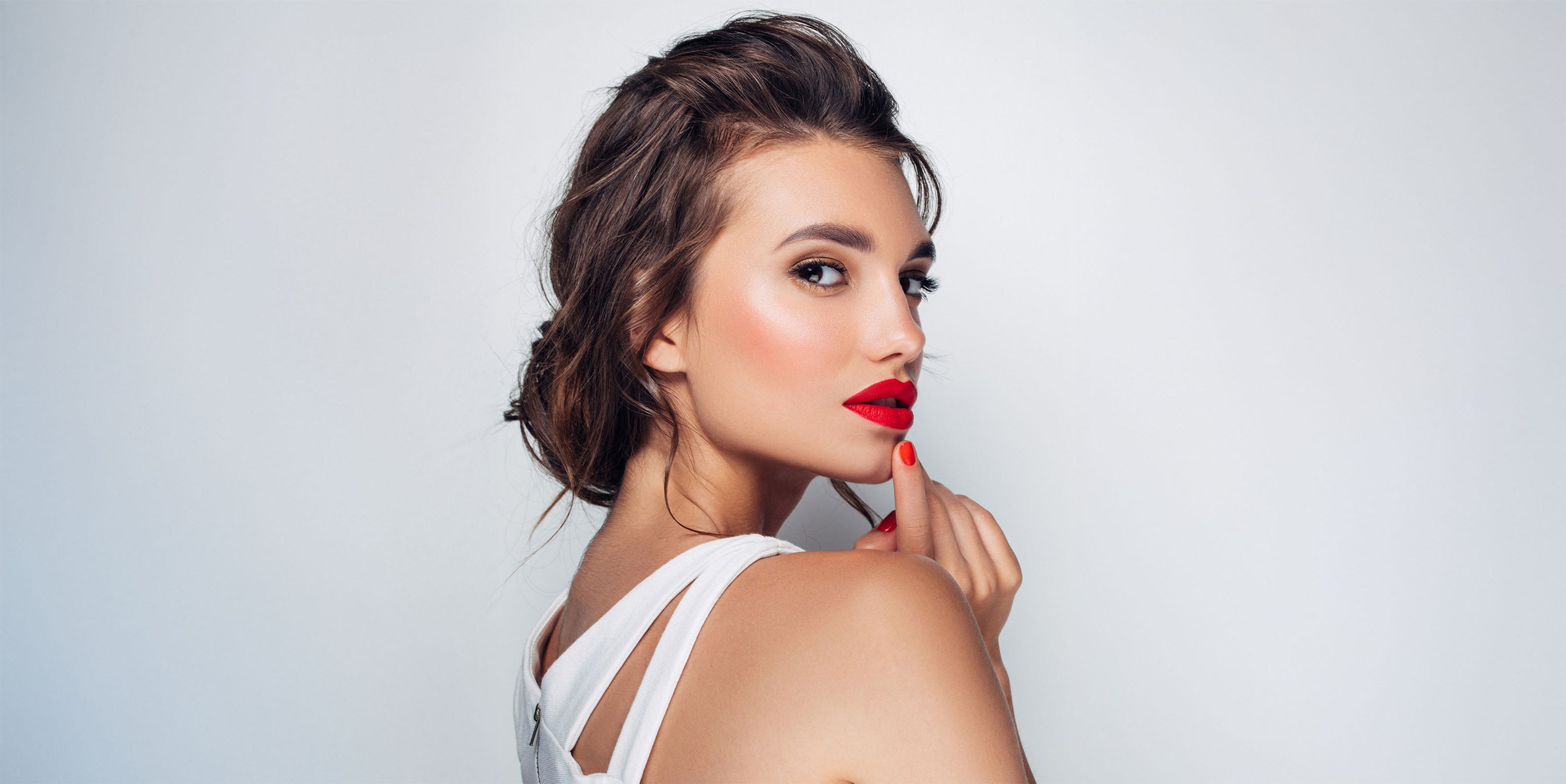 Model mit perfektem Abend Make-up und knallroten Lippen