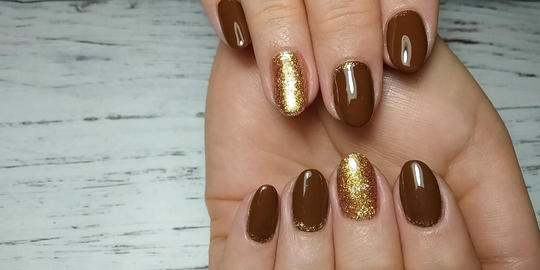 Dekorierte Fingernägel mit Goldpuder 