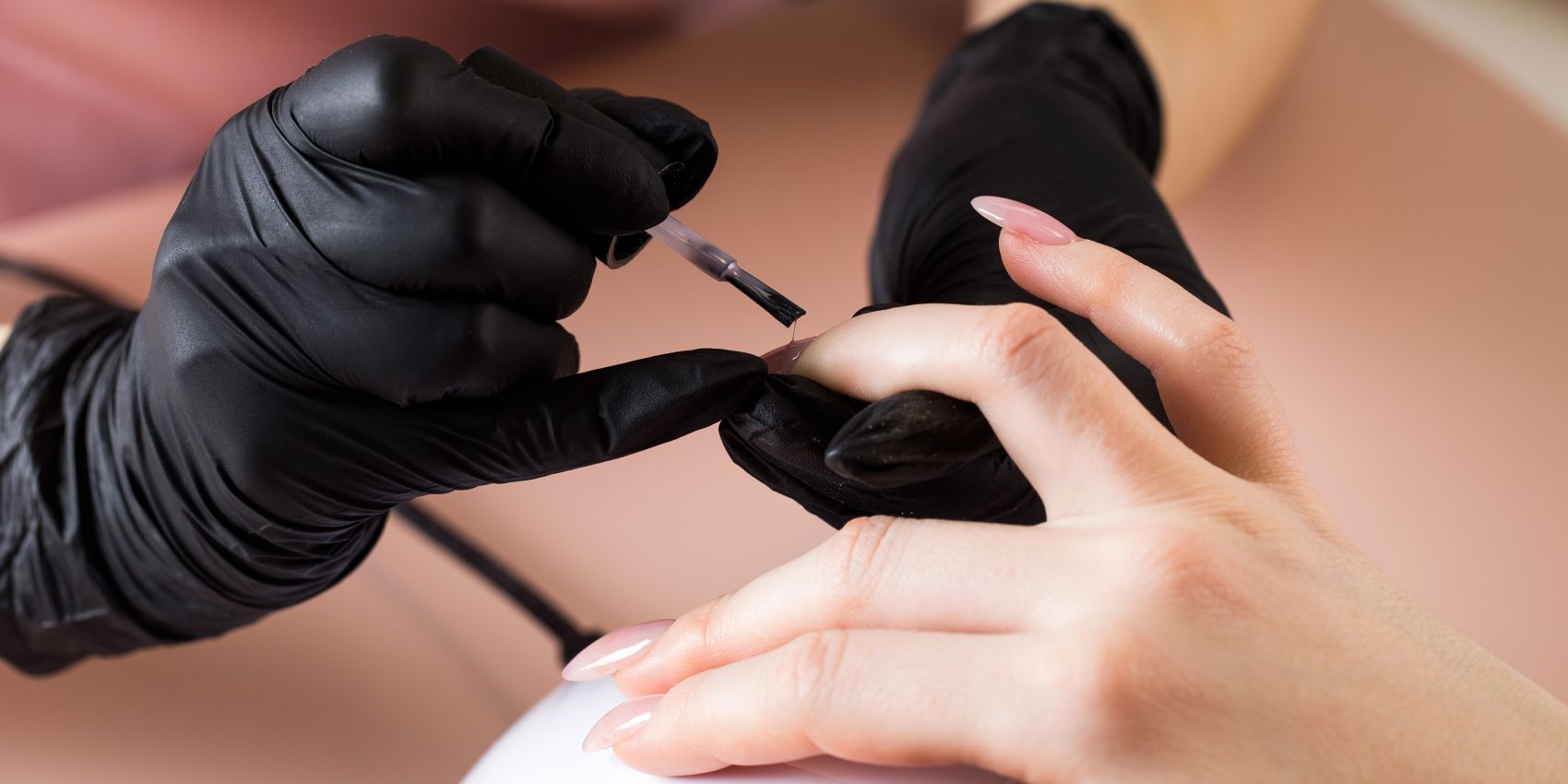 Schönheitsbehandlung: Professionelles Auftragen von Nagellack