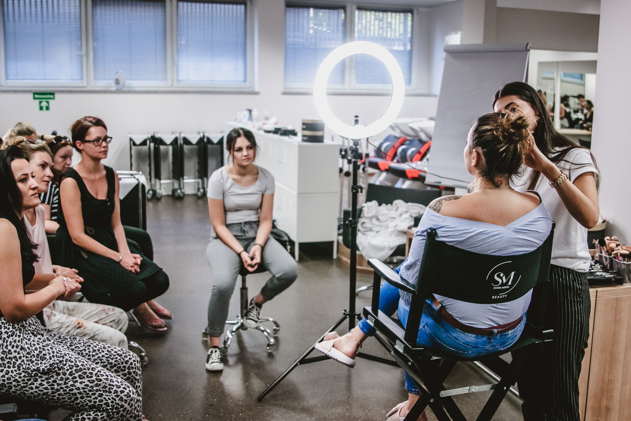 Dozentin beim Schminken eines Models vor Schülerinnen in der German Beauty Academy