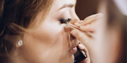 Schönheitsbehandlung: Wimpern werden den letzten Schliff verliehen