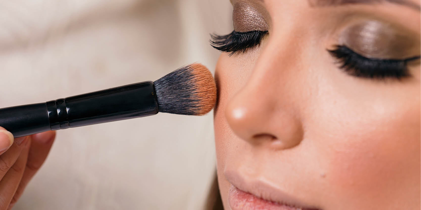 Schönheitsbehandlung: Model erhält professionellen Make-up Puder
